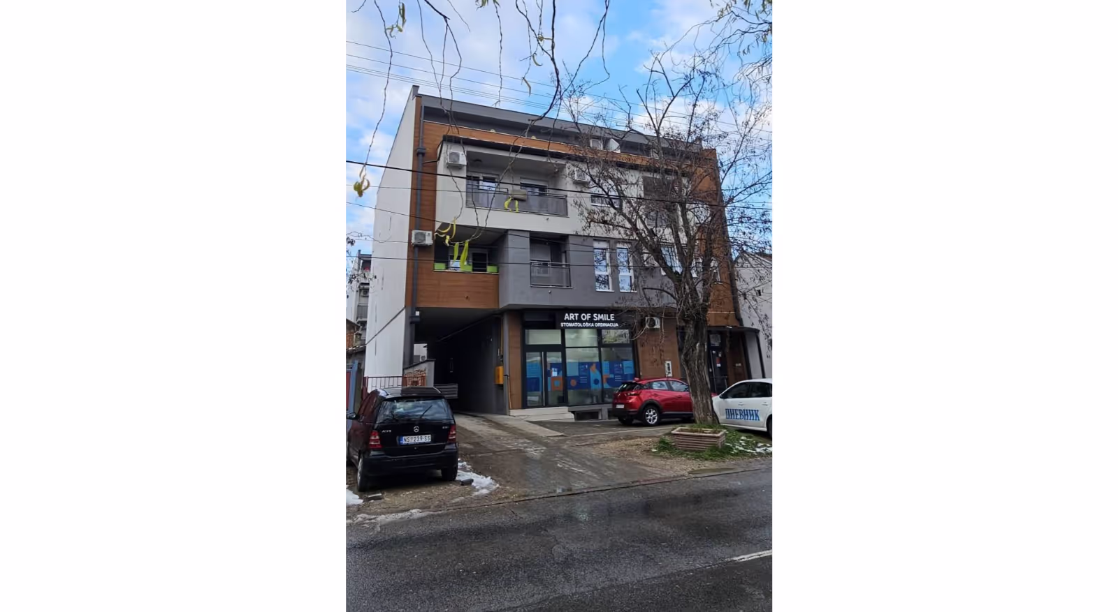 Moderna stambena zgrada sa lokalom "Art of Smile" u prizemlju - unutra se nalazi apartman Kalina.