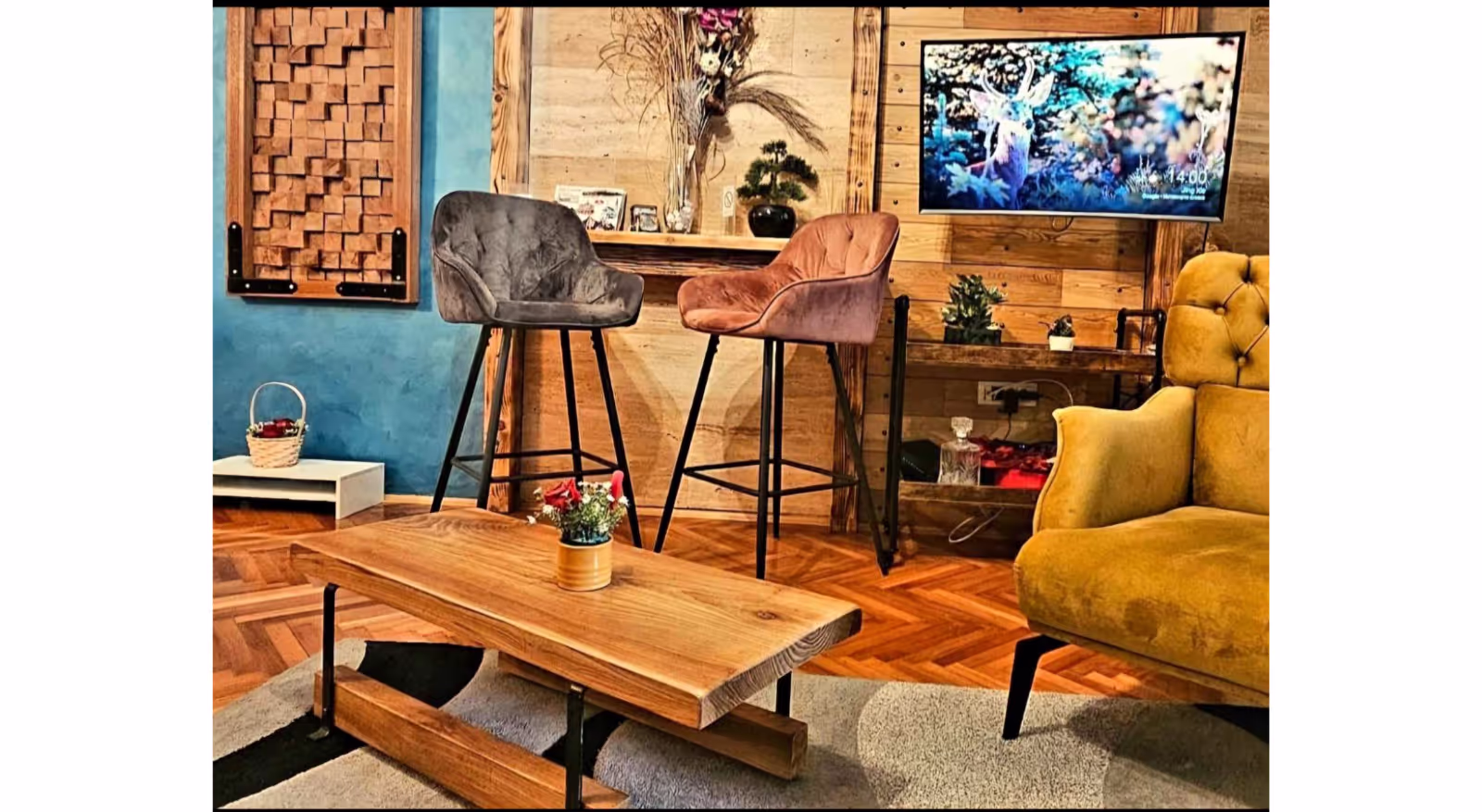 Rustični dnevni boravak sa bar stolicama, dekorativnim drvetom i zidnim televizorom - apartman Marijana, Novi Sad