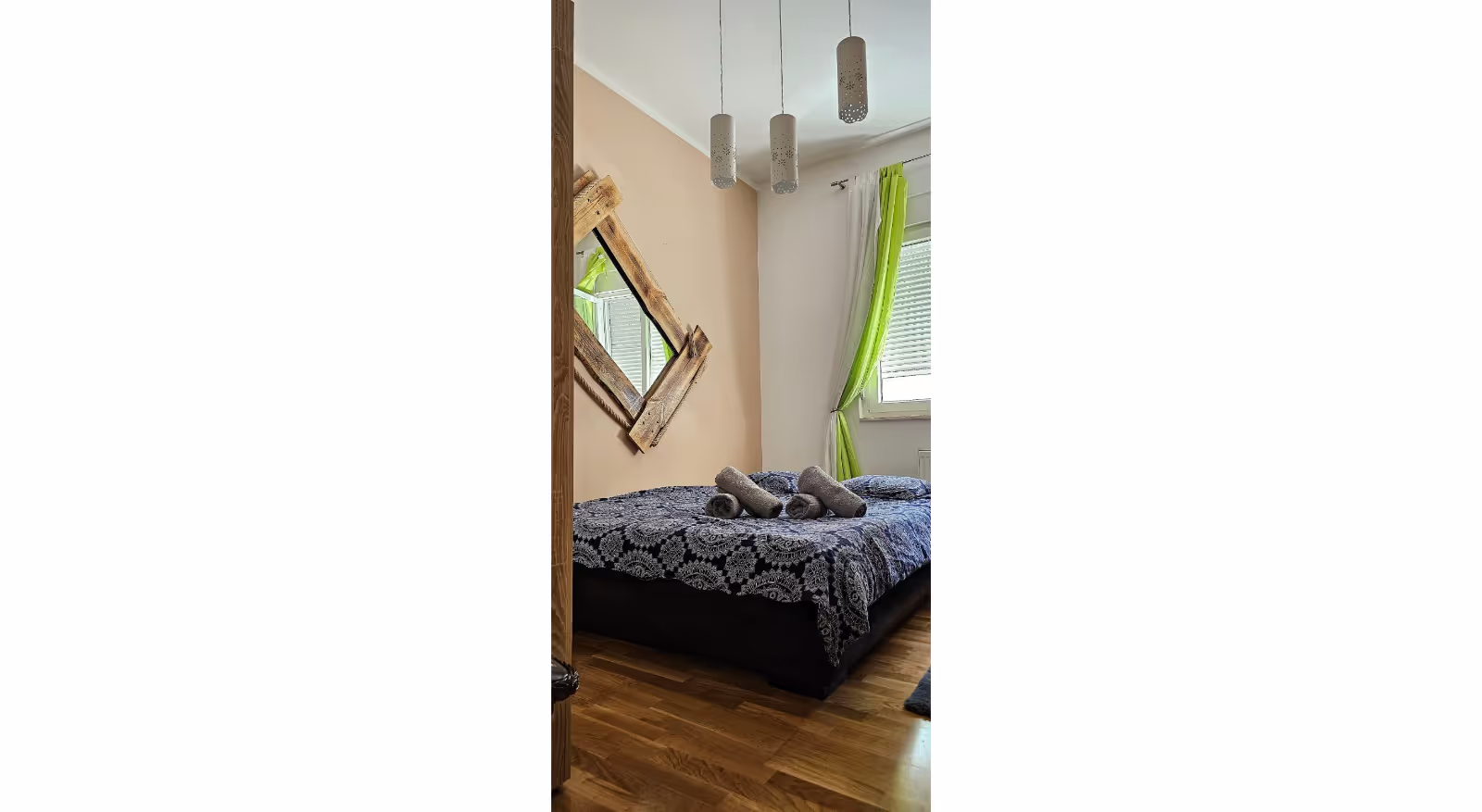 Svetla spavaća soba sa velikim krevetom, zelenim zavesama i ogledalom - apartman Kalina
